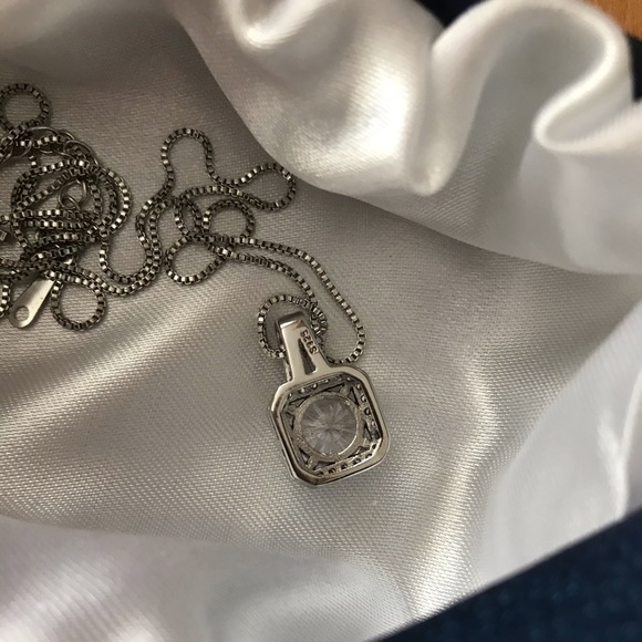 White cubic zirconia necklace - Picture 7 of 8